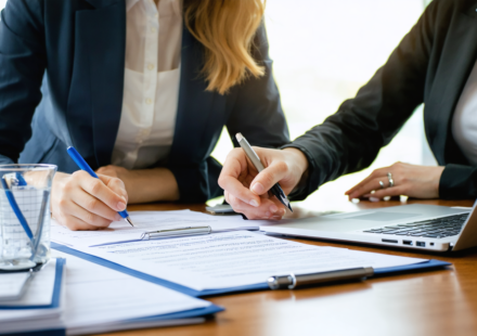 découvrez notre guide complet pour comprendre et appliquer efficacement la convention collective des particuliers employeurs, assurant conformité et bonnes pratiques au quotidien.
