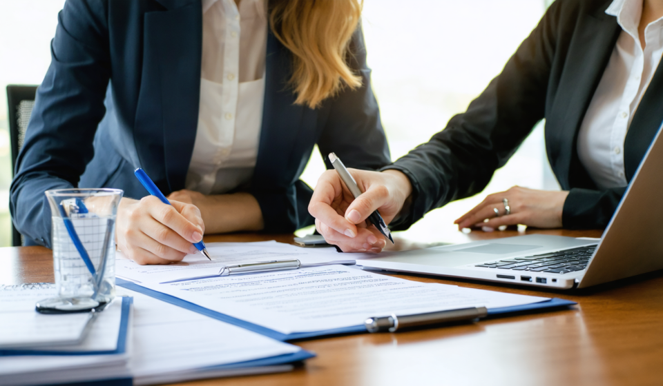 découvrez notre guide complet pour comprendre et appliquer efficacement la convention collective des particuliers employeurs, assurant conformité et bonnes pratiques au quotidien.